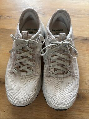 Saucony Light Tan Knit Running Sneakers. Size 9